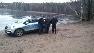 Policjanci wspólnie ze strażą rybacką kontrolują zbiorniki wodne.