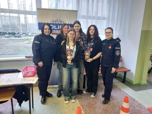 Policjantki wspólnie z wolontariuszami WOŚP.