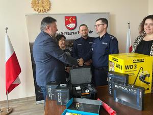 Burmistrz Kowalewa Pomorskiego z pracownikami przekazuje nowe urządzenia.