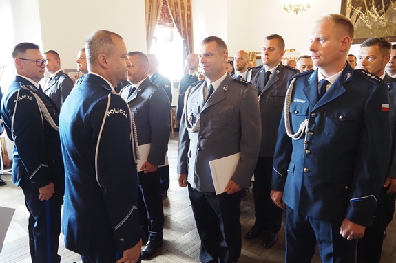 Inspektor Jacek Witas wręcza policjantom rozkazy