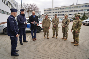 Komendant przemawia do amerykańskich żołnierzy