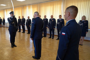 uroczystość związana ze zmianą Komendantów. Policjanci odbierają rozkazy personalne