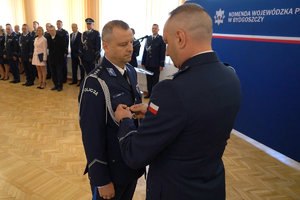 uroczystość związana ze zmianą Komendantów. Policjanci odbierają rozkazy personalne