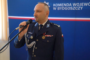 uroczystość związana ze zmianą Komendantów. Policjanci odbierają rozkazy personalne