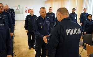 Komendant podaje rękę policjantowi