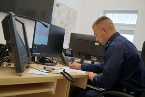 policjant siedzi przed monitorem