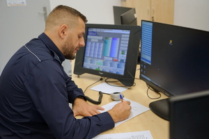 policjant siedzi przed monitorem