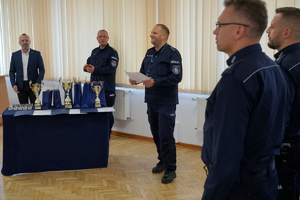 Komendant gratuluje zwycięzcom i podaje puchary