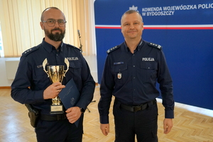 Komendant gratuluje zwycięzcom i podaje puchary