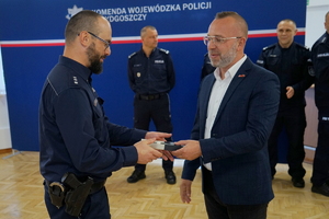 Komendant gratuluje zwycięzcom i podaje puchary