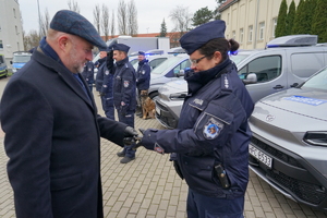 Przekazanie policjantom kluczyków do nowych pojazdów