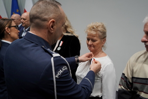 wyróżnieni otrzymują odznaczenia od Komendanta