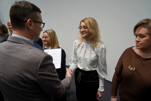 wyróżnieni otrzymują gratulacje od Wojewody