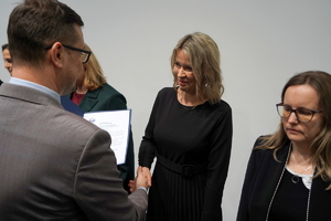 wyróżnieni otrzymują gratulacje od Wojewody