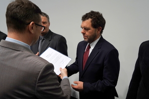 wyróżnieni otrzymują gratulacje od Wojewody