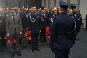 policjant melduje zakończenie uroczystości Komendantowi