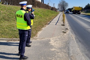 Policjanci ruchu ruchu drogowego kontrolują uczestników ruchu