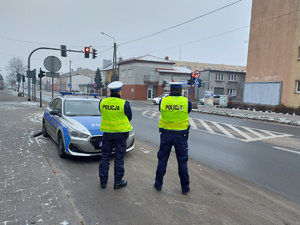 Policjanci ruchu drogowego nadzorują niebezpieczne przejście dla pieszych.