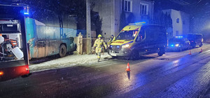 Zdarzenie drogowe w miejscowości Kowalewo Pomorskie. Autobus uszkodził latarnie, ogrodzenie i werandę budynku mieszkalnego.