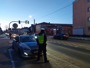 Policjant kontrolujący przejścia dla pieszych.