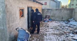 Policjant sprawdzający pomieszczenie, czy jest tam osoba potrzebująca.