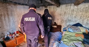 Policjanci sprawdzają miejsce, czy nie ma w środku osoby potrzebującej.