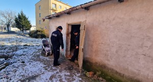 Policjant sprawdzający pomieszczenie.