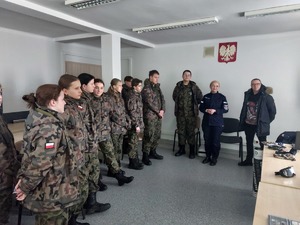 Uczniowie poznają Pierwszego Zastępcę Komendanta Powiatowego Policji mł. insp. Wiolettę Dąbrowską.