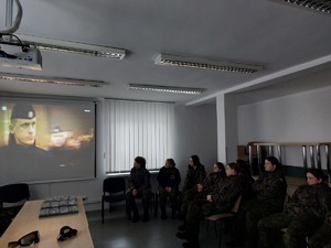 Uczniowie oglądają film o kursie podstawowym w Szkole Policji w Słupsku.