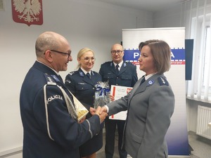 Komendant Powiatowy Policji w Golubiu-Dobrzyniu składa gratulacje przejścia na emeryturę Justynie Skrobiszewskiej.