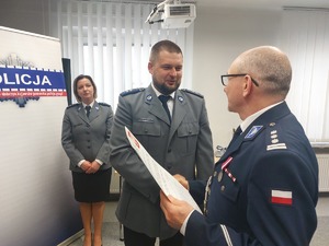 Komendant składa gratulacje policjantowi Marcinowi Syperowi.
