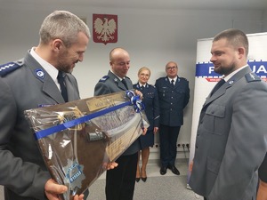 Koledzy Policjanci z Posterunku gratulują Marcinowi Syperowi.