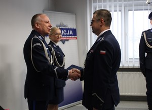 Inspektor Marcin Woźniak gratuluje nowemu komendantowi.