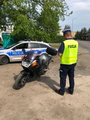 Policjant kontroluje motocykl