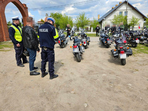 Policjanci sprawdzają kierowców motocykli pod kątem uprawnień.