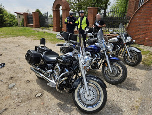 Policjanci sprawdzają kierującego motocyklem.