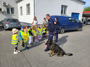 Przewodnik psa opowiada dzieciom o swoim czworonożnym przyjacielu.