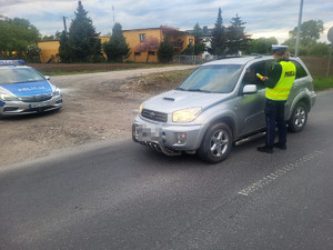 Policjantka sprawdza trzeźwość kierowcy