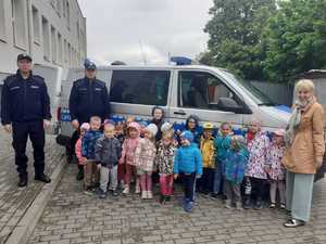 Policjanci wspólnie z dziećmi z Przedszkola Publicznego w Kowalewie Pomorskim.