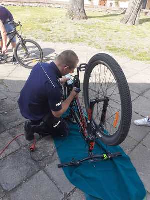 Policjant znakuje rower