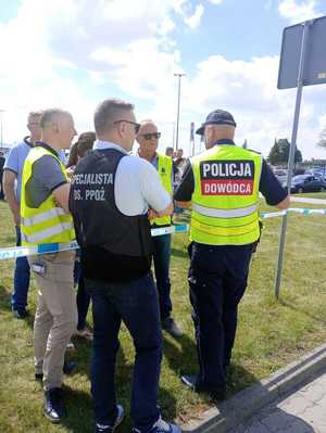 Policjanci prowadza ćwiczenia