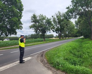 Policjant dokonuje pomiaru prędkości.