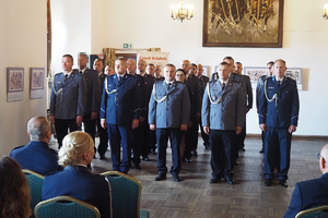 Policjanci awansujący na wyższy stopień służbowy.