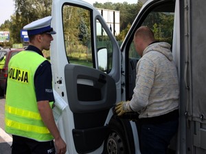 Policjant kontroluje busa.