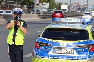 Policjant dokonujący pomiaru prędkości