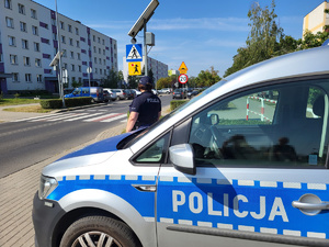 Policjantka sprawdza przejścia dla pieszych.