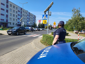 Policjantka sprawdza przejścia dla pieszych.