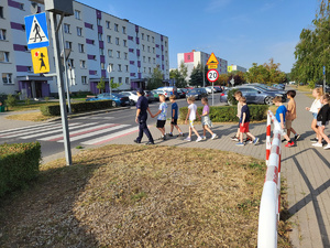 Policjanci uczą dzieci prawidłowych zachowań na drodze