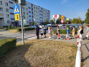 Policjanci uczą prawidłowych zachowania na drodze.