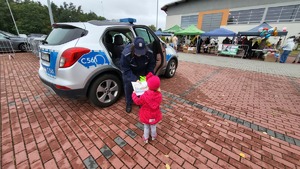 Policjanta rozdaje odblaski